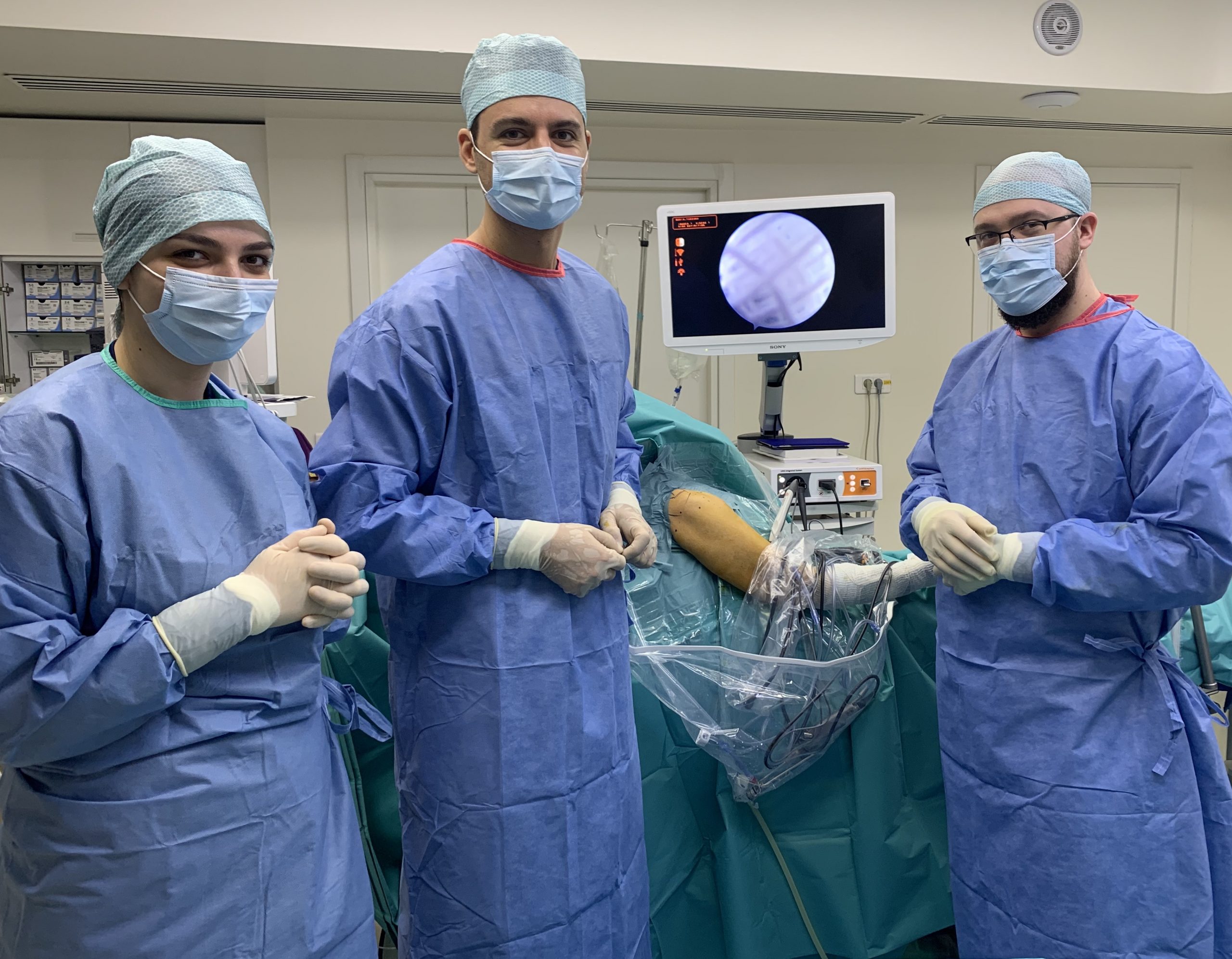 Artroscopie umar. Dr. Popescu si echipa de chirurgia umarului in Bucuresti.